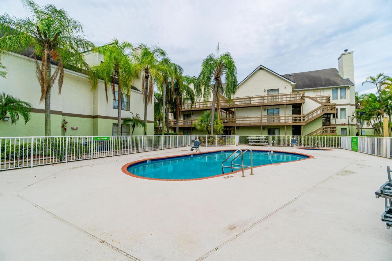 Doral Inn & Suites Miami Airport West Exterior photo